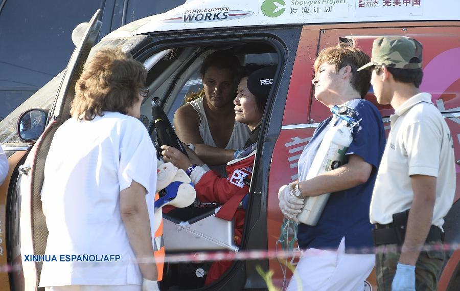Trece espectadores resultaron heridos este sábado, entre ellos cinco menores de edad, al ser atropellados por el Mini Cooper conducido por la piloto china Guo Meiling en cercanías de la ciudad argentina de Arrecifes, en el inicio del Rally Dakar 2016.