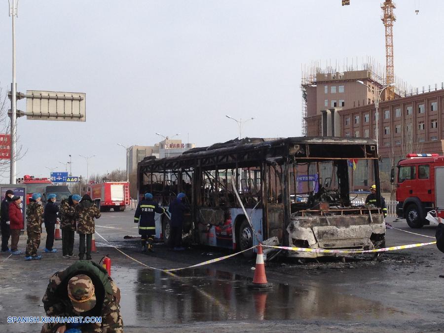 Catorce personas murieron y más de treinta resultaron heridas después de que un autobús se prendiera fuego la mañana de hoy martes en la región autónoma hui de Ningxia, en el noroeste de China, según las autoridades locales.