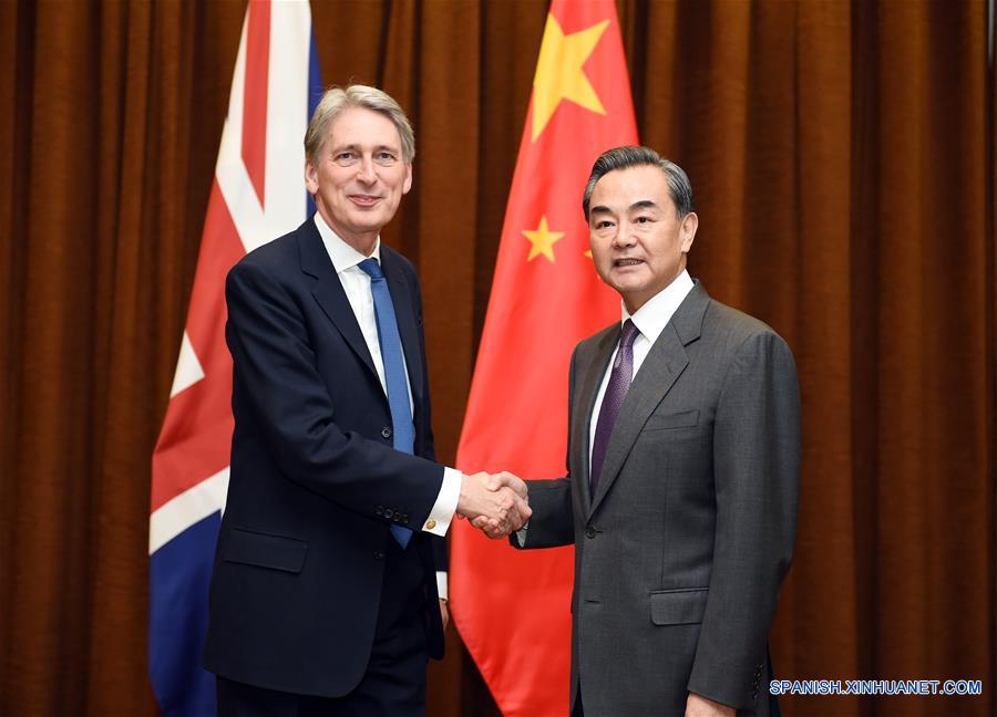 （XHDW）（1）王毅同英国外交大臣哈蒙德举行会谈