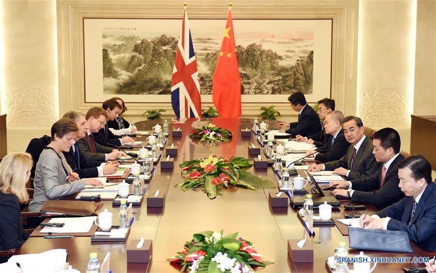 （XHDW）（2）王毅同英国外交大臣哈蒙德举行会谈