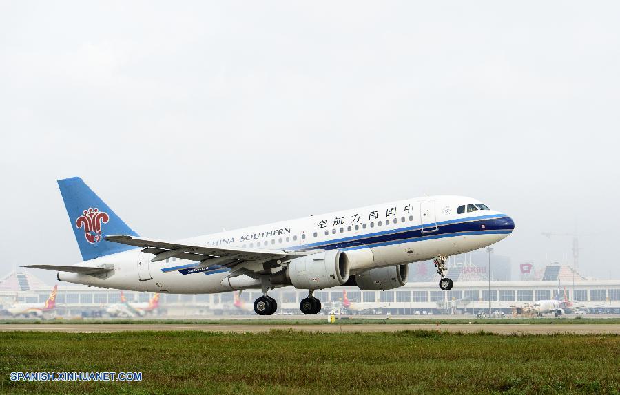 China realizó con éxito hoy miércoles vuelos de prueba en un aeródromo recién construido en el mar Meridional de China.