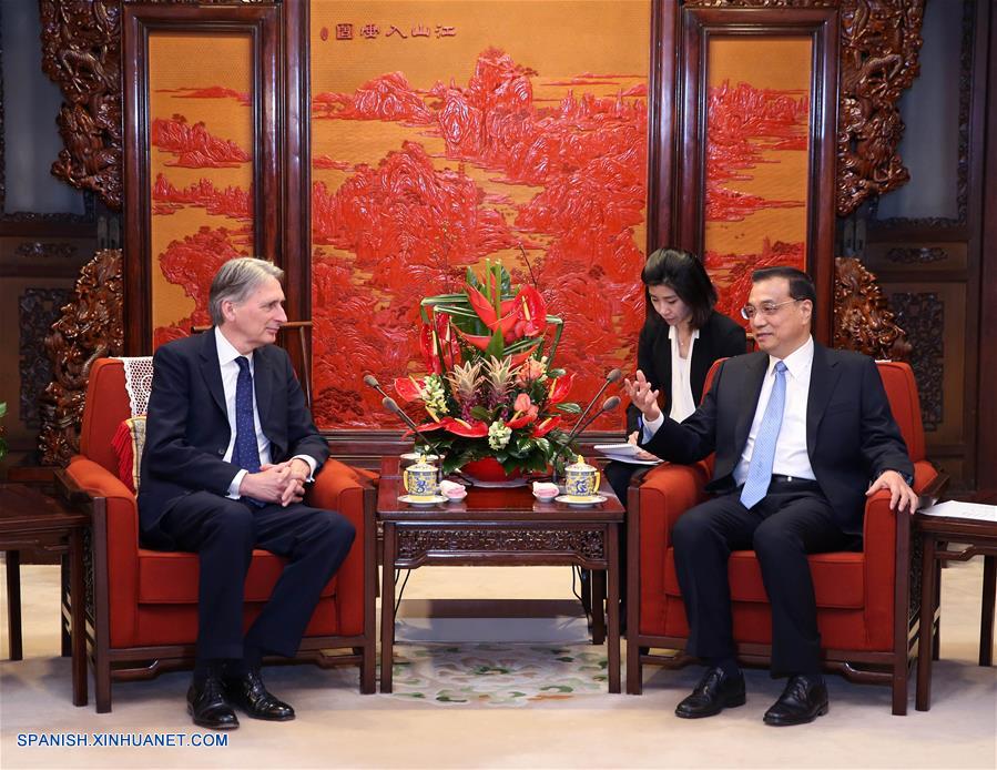 El primer ministro de China, Li Keqiang, se reunió hoy en Beijing con el secretario de Relaciones Exteriores de Reino Unido, Philip Hammond, a quien dijo que la actual transición económica de China brinda oportunidades de cooperación con Reino Unido.