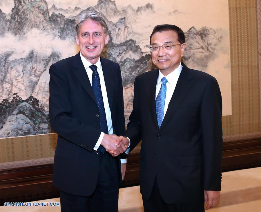 El primer ministro de China, Li Keqiang, se reunió hoy en Beijing con el secretario de Relaciones Exteriores de Reino Unido, Philip Hammond, a quien dijo que la actual transición económica de China brinda oportunidades de cooperación con Reino Unido.