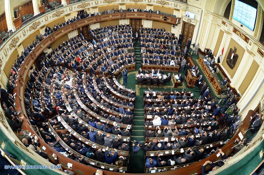 El nuevo Parlamento de Egipto celebró su primera sesión este domingo más de tres años después de la disolución de la anterior cámara, informó la televisión local.