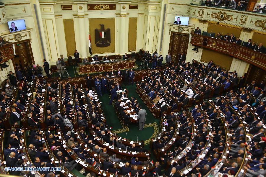 El nuevo Parlamento de Egipto celebró su primera sesión este domingo más de tres años después de la disolución de la anterior cámara, informó la televisión local.