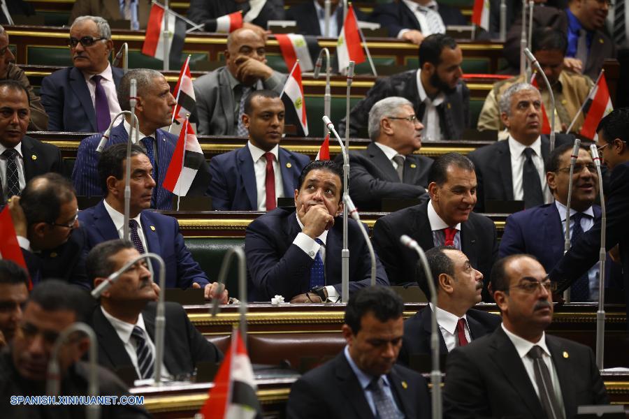 El nuevo Parlamento de Egipto celebró su primera sesión este domingo más de tres años después de la disolución de la anterior cámara, informó la televisión local.