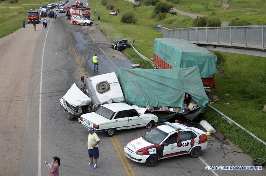 （体育）（2）赛车——达喀尔后援车阿根廷遇车祸
