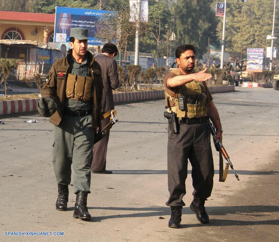 Al menos siete personas, incluyendo cuatro agentes de policía, murieron a consecuencia de un ataque ocurrido el miércoles en una zona próxima al consulado paquistaní en la ciudad oriental afgana de Jalalabad, según informaron fuentes y testigos presenciales.
