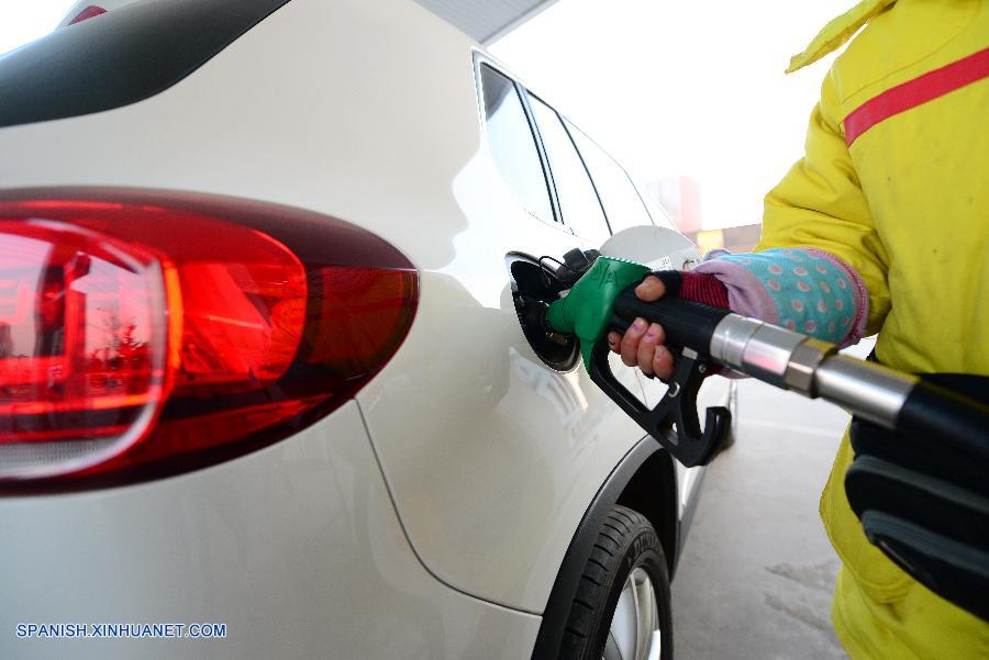 China reducirá el precio de venta de la gasolina y el gasóleo a partir del jueves, en conformidad con el descenso de los precios globales del crudo.