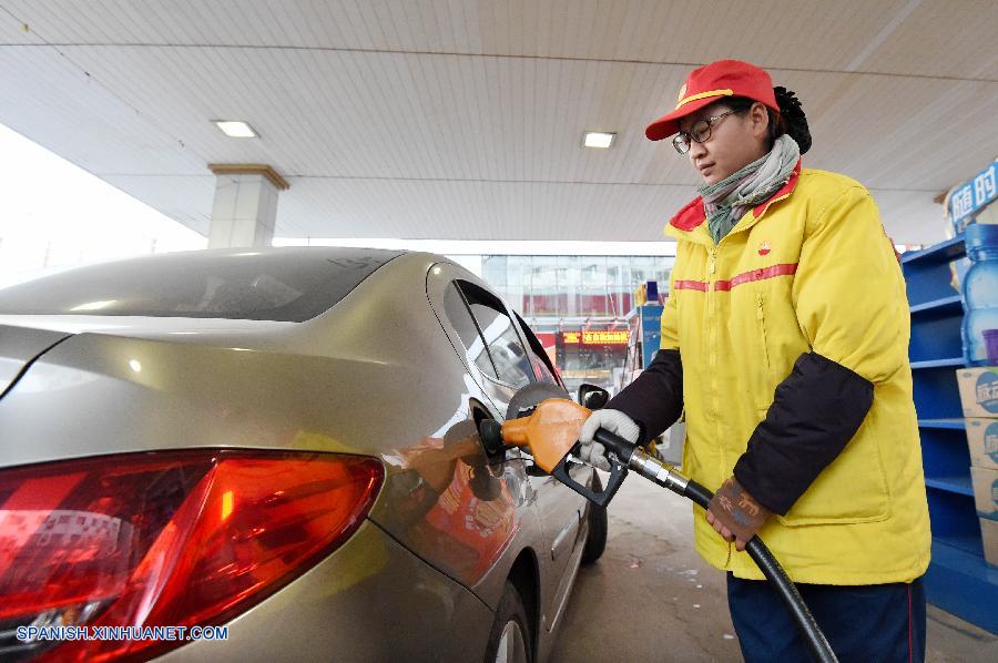 China reducirá el precio de venta de la gasolina y el gasóleo a partir del jueves, en conformidad con el descenso de los precios globales del crudo.