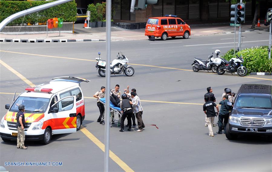 Un extranjero murió y cuatro resultaron heridos en el atentado suicida ocurrido en Yakarta, capital de Indonesia, dijo el Ministerio de Relaciones Exteriores indonesio.