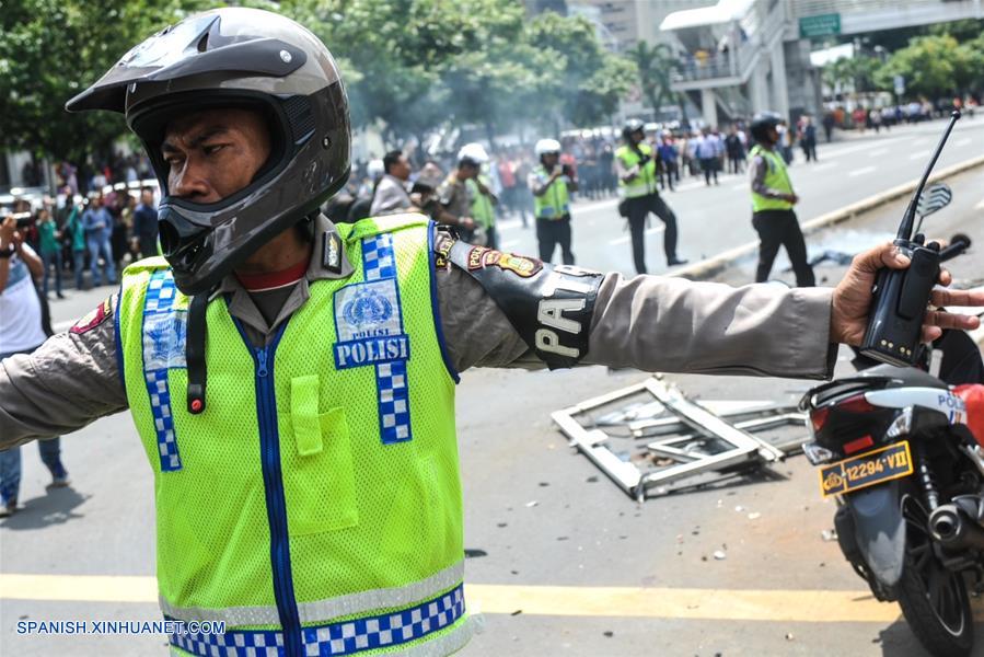 El jefe de la policía de Yakarta, capital de Indonesia, Tito Karnavian, dijo que el grupo terrorista Estado Islámico (EI) fue el responsable del atentado suicida lanzado hoy en Yakarta y que provocó la muerte a siete personas y heridas a 20.