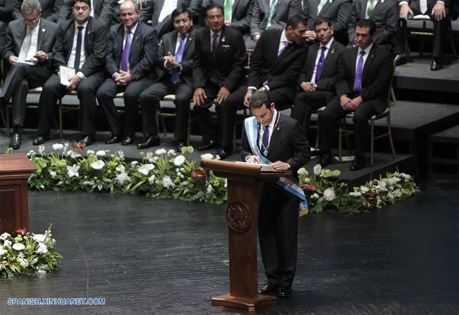 El administrador de empresas, empresario y comediante de televisión Jimmy Morales juró hoy como nuevo presidente de Guatemala, país centroamericano con un nivel de pobreza superior al 60 por ciento y una tasa de homicidios de casi 30 por cada cien mil habitantes.