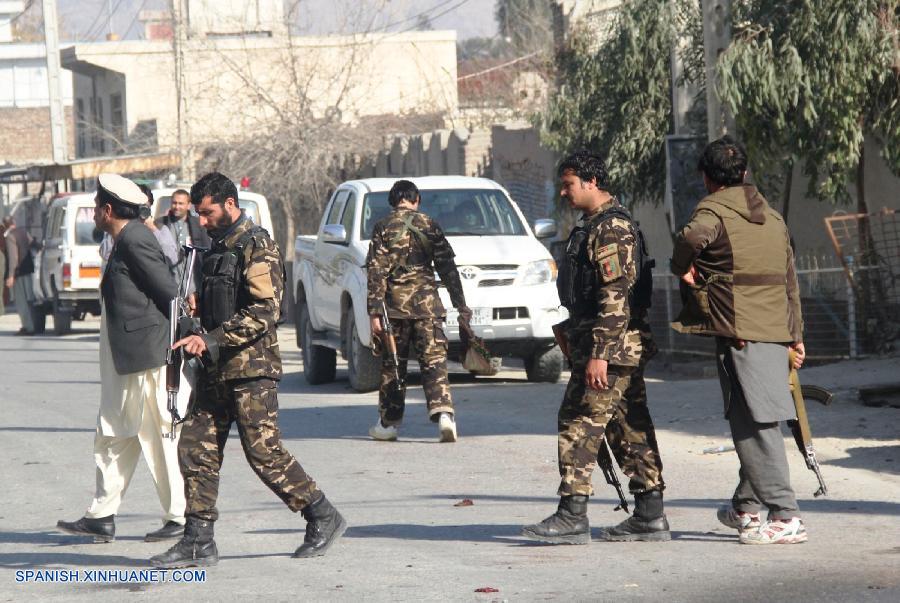 Doce personas murieron y otras 13 resultaron heridas en la explosión causada por un suicida en la mañana del domingo cerca de la casa de un jefe anciano tribal en la ciudad oriental afgana de Jalalabad.
