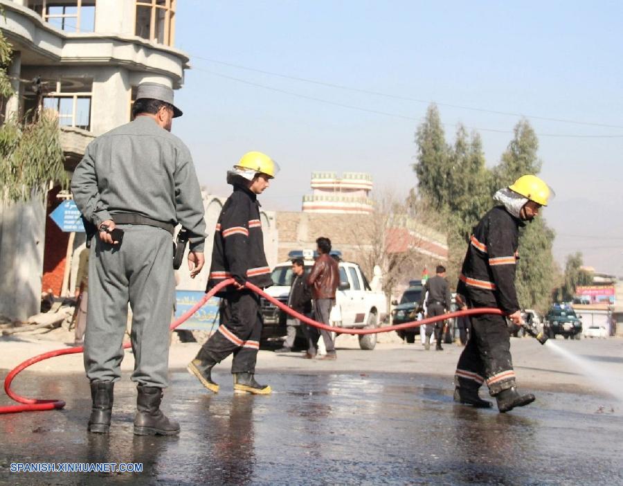 Doce personas murieron y otras 13 resultaron heridas en la explosión causada por un suicida en la mañana del domingo cerca de la casa de un jefe anciano tribal en la ciudad oriental afgana de Jalalabad.