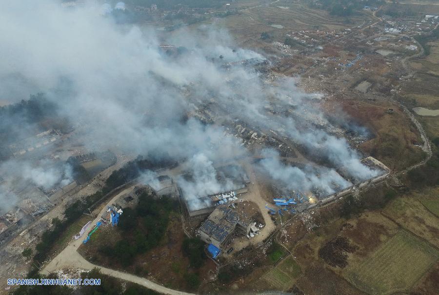 Tres personas fallecieron, una permanece desaparecida y 53 est&aacute;n heridas despu&eacute;s de que una serie de explosiones arrasara en las primeras horas de hoy mi&eacute;rcoles una f&aacute;brica de fuegos artificiales en la provincia oriental china de Jiangxi, informaron las autoridades locales.