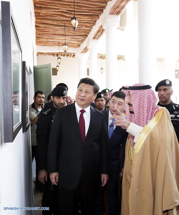 El presidente de China, Xi Jinping, probó un poco de la cultura tradicional árabe al visitar el histórico Palacio de Murabba en Riad y se unió a los residentes locales en sus bailables.