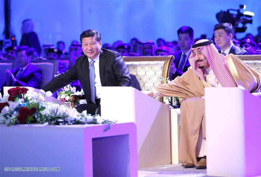 El presidente de China, Xi Jinping, probó un poco de la cultura tradicional árabe al visitar el histórico Palacio de Murabba en Riad y se unió a los residentes locales en sus bailables.