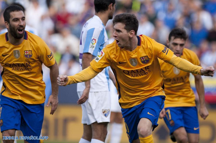 El equipo de fútbol español Barcelona ganó 2-1 al Málaga en el estadio de la Rosaleda, resultado con el cual suman tres puntos en el encuentro correspondiente a la jornada 21 del campeonato local.