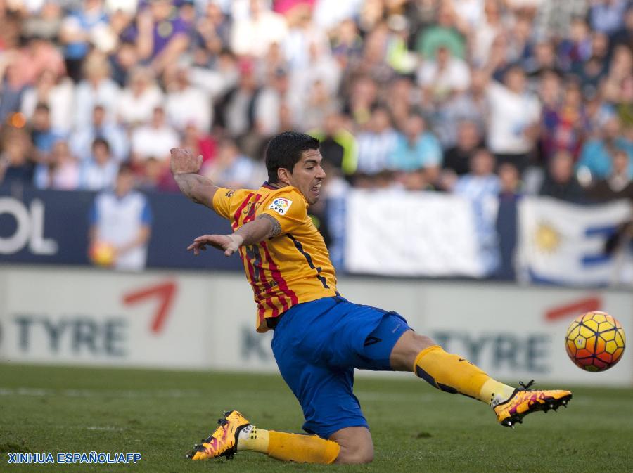 El equipo de fútbol español Barcelona ganó 2-1 al Málaga en el estadio de la Rosaleda, resultado con el cual suman tres puntos en el encuentro correspondiente a la jornada 21 del campeonato local.