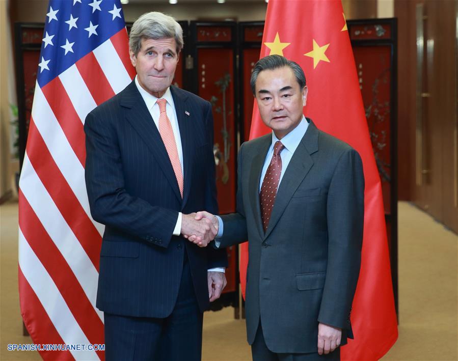 El ministro de Relaciones Exteriores de China, Wang Yi, y el secretario de Estado de Estados Unidos, John Kerry, discutieron durante una reunión en Beijing la cuestión nuclear de la península coreana, la situación en el Mar Meridional de China y otros temas importantes.