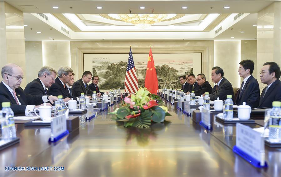 El ministro de Relaciones Exteriores de China, Wang Yi, y el secretario de Estado de Estados Unidos, John Kerry, discutieron durante una reunión en Beijing la cuestión nuclear de la península coreana, la situación en el Mar Meridional de China y otros temas importantes.