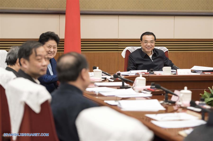 El primer ministro de China, Li Keqiang, se reunió con un grupo conformado por un maestro, un médico, un escritor, un atleta y un agricultor para escuchar sus sugerencias acerca del proyecto de informe anual sobre la labor del gobierno y el XIII Plan Quinquenal para el desarrollo social y económico.