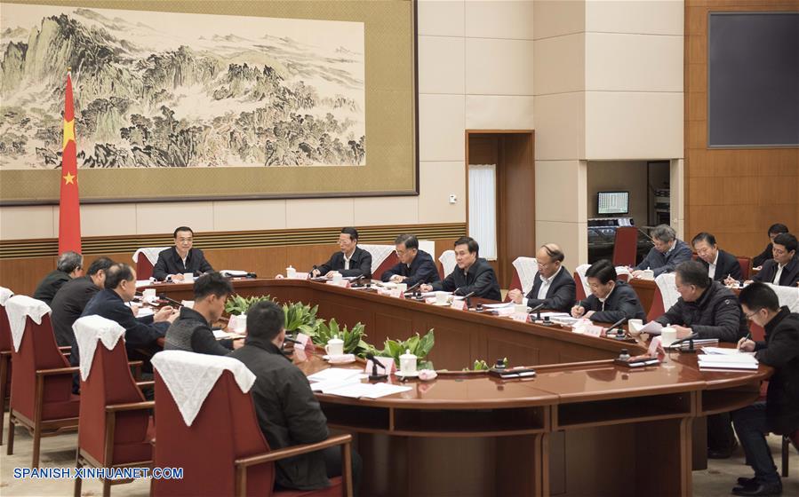 El primer ministro de China, Li Keqiang, se reunió con un grupo conformado por un maestro, un médico, un escritor, un atleta y un agricultor para escuchar sus sugerencias acerca del proyecto de informe anual sobre la labor del gobierno y el XIII Plan Quinquenal para el desarrollo social y económico.