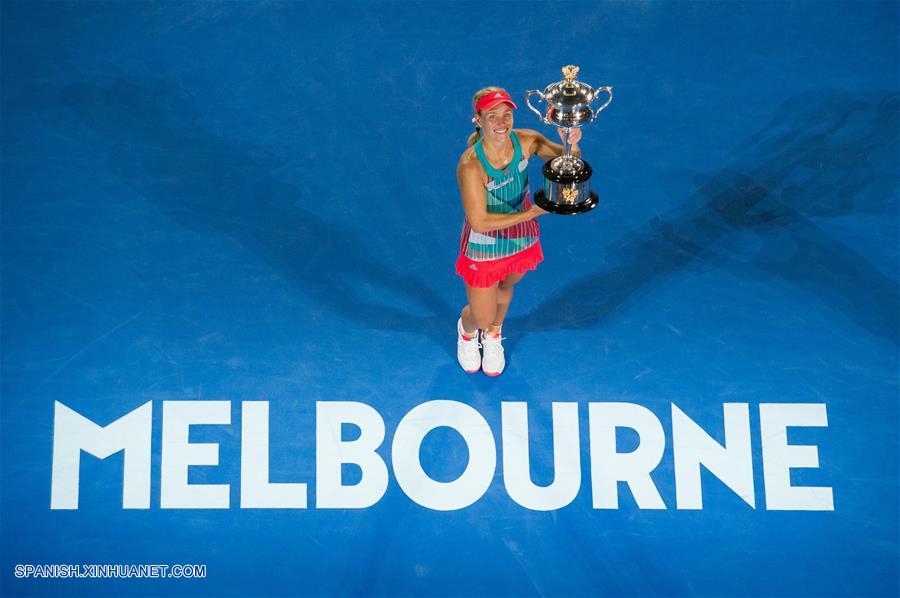 Angelique Kerber, séptima favorita del torneo, se impuso hoy en la final a la estadounidense Serena Williams, número uno del mundo, por 6-4, 3-6 y 6-4 para ganar el Abierto de Australia de tenis 2016, convirtiéndose así en la primera campeona alemana de Grand Slam desde 1999 cuando su compatriota Steffi Graf conquistó por última vez la Copa Suzanne-Lenglen en Roland Garros.