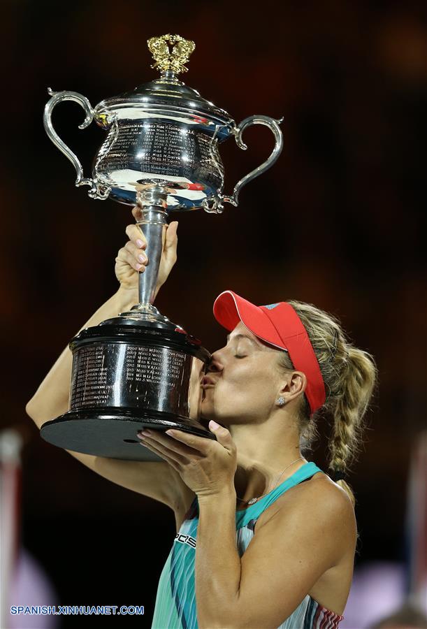 Angelique Kerber, séptima favorita del torneo, se impuso hoy en la final a la estadounidense Serena Williams, número uno del mundo, por 6-4, 3-6 y 6-4 para ganar el Abierto de Australia de tenis 2016, convirtiéndose así en la primera campeona alemana de Grand Slam desde 1999 cuando su compatriota Steffi Graf conquistó por última vez la Copa Suzanne-Lenglen en Roland Garros.