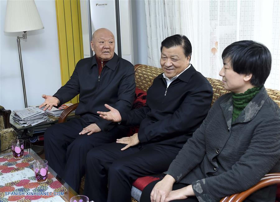 El importante líder chino Liu Yunshan visitó a personalidades de la cultura antes del Año Nuevo Lunar, que este año se celebrará el 8 de febrero, y les expresó sus felicitaciones por la fiesta.