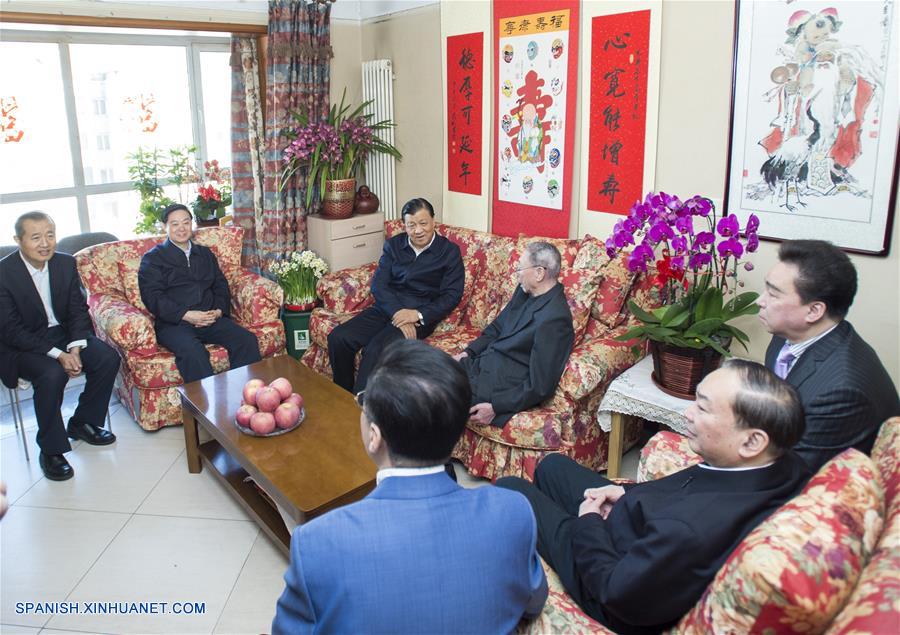 El importante líder chino Liu Yunshan visitó a personalidades de la cultura antes del Año Nuevo Lunar, que este año se celebrará el 8 de febrero, y les expresó sus felicitaciones por la fiesta.