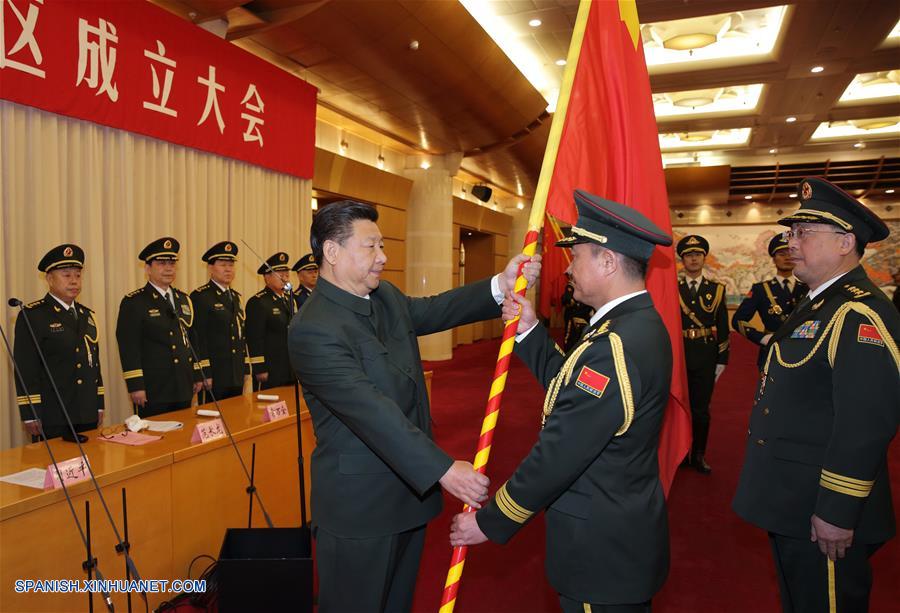 El presidente chino, Xi Jinping, confirió banderas militares a los cinco comandos de operaciones recién establecidos del Ejército Popular de Liberación (EPL) de China.