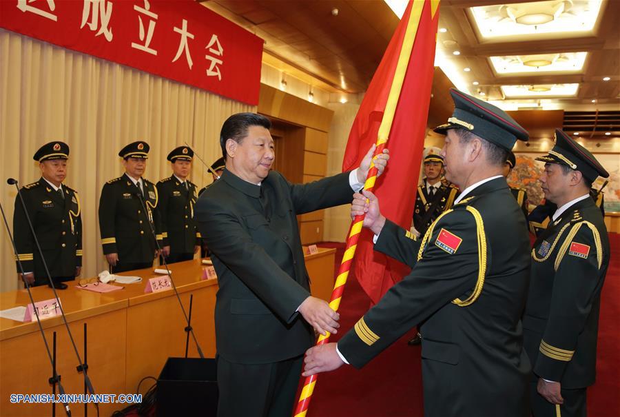 El presidente chino, Xi Jinping, confirió banderas militares a los cinco comandos de operaciones recién establecidos del Ejército Popular de Liberación (EPL) de China.