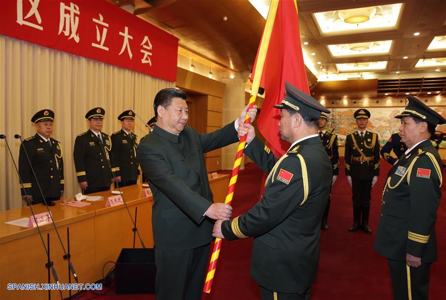 El presidente chino, Xi Jinping, confirió banderas militares a los cinco comandos de operaciones recién establecidos del Ejército Popular de Liberación (EPL) de China.