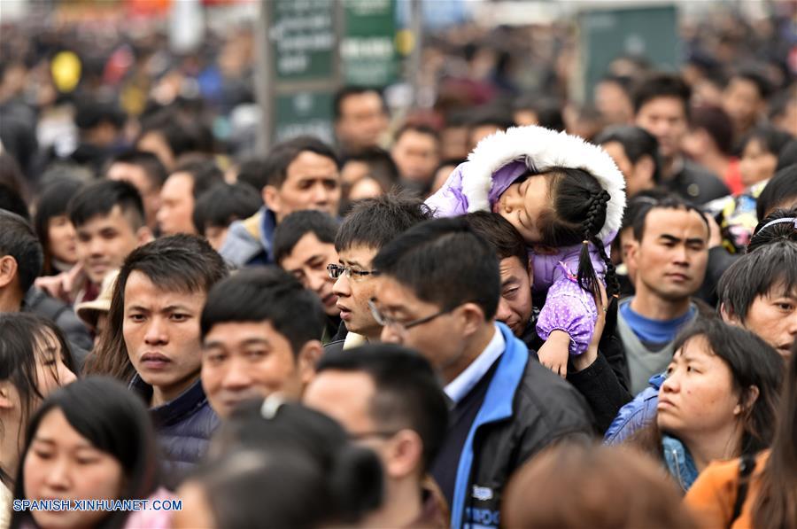 A fecha del mediodía de hoy martes, más de 50.000 pasajeros estaban atrapados en la estación de ferrocarril de Guangzhou, en el sur del país, donde el tiempo adverso ha causado el retraso de 24 trenes, de acuerdo con el Grupo Ferroviario de Guangzhou.