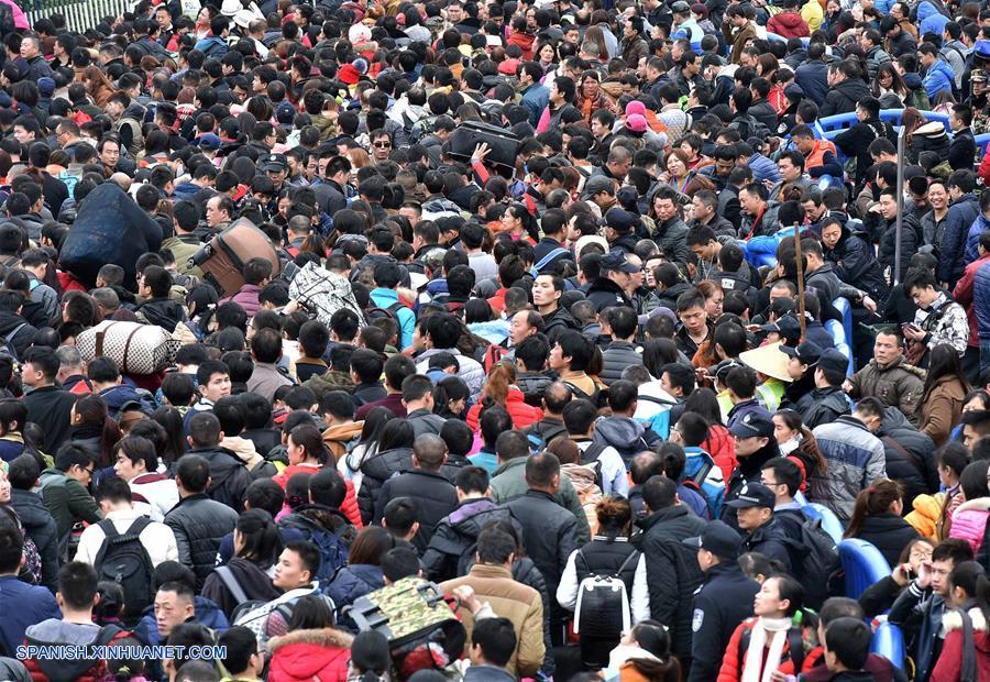 A fecha del mediodía de hoy martes, más de 50.000 pasajeros estaban atrapados en la estación de ferrocarril de Guangzhou, en el sur del país, donde el tiempo adverso ha causado el retraso de 24 trenes, de acuerdo con el Grupo Ferroviario de Guangzhou.