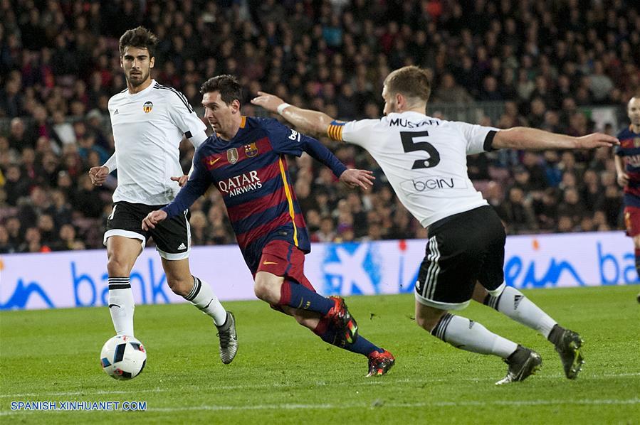 El equipo español de fútbol Barcelona goleó 7-0 al Valencia en las semifinales de ida de la Copa de Rey, encuentro disputado en el Camp Nou con cuatro goles del uruguayo Luis Suárez y tres del argentino Lionel Messi.