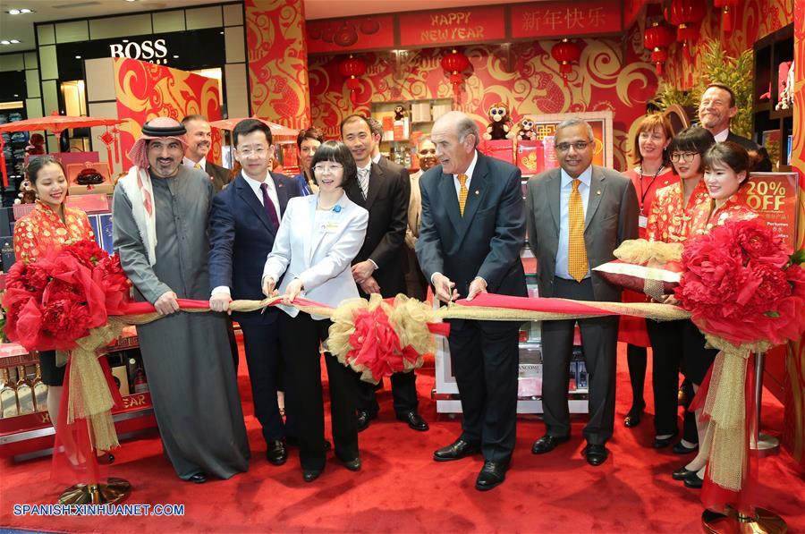 Tiendas, centros comerciales y lugares turísticos en los Emiratos Arabes Unidos (EAU) comenzaron hoy las celebraciones para visitantes y residentes chinos por la Fiesta de la Primavera china de este año.