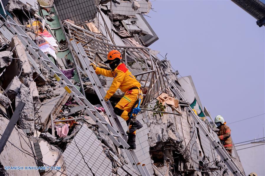 Al menos once personas incluyendo a un recién nacido, perdieron la vida y otras 462 resultaron heridas después de que un terremoto fuerte y a poca profundidad azotara al sur de Taiwan, dos días antes del tradicional Festival de la Primavera.