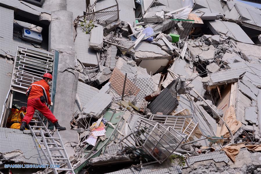 Al menos once personas incluyendo a un recién nacido, perdieron la vida y otras 462 resultaron heridas después de que un terremoto fuerte y a poca profundidad azotara al sur de Taiwan, dos días antes del tradicional Festival de la Primavera.