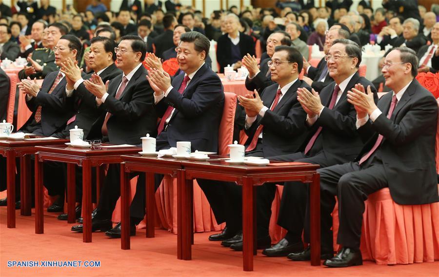 El presidente chino, Xi Jinping, y otros máximos líderes extendieron sus saludos con motivo del Festival de Primavera a todo el pueblo chino cuando se reunieron con más de 2.000 miembros del público en una recepción celebrada en Beijing.