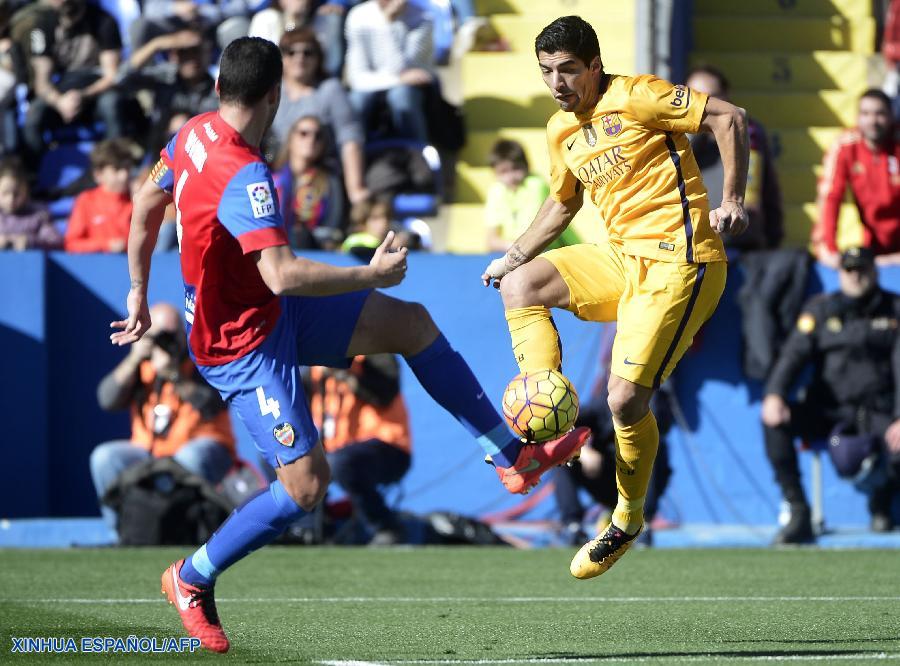 El equipio español de fútbol Barcelona derrotó hoy 2-0 al conjunto Levante en el estadio de la ciudad de Valencia en la costa del Mediterráneo.