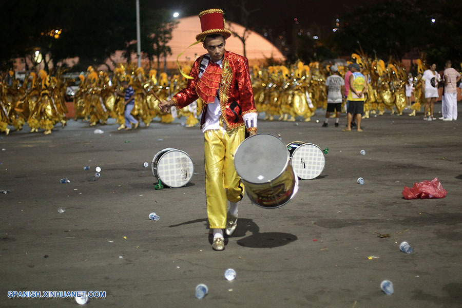 Los brasileños se entregaron al frenesí del Carnaval