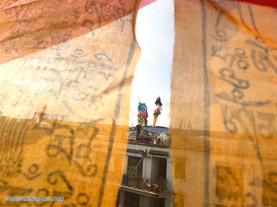 Celebran el Losar o Año Nuevo tibetano, en Lhasa, Tíbet.