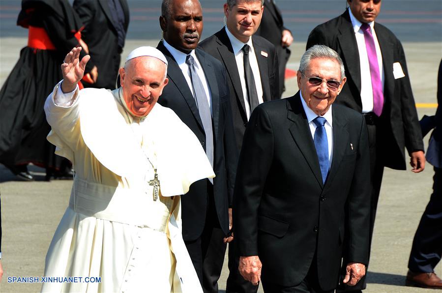 El presidente Raúl Castro recibe en el aeropuerto internacional José Martí al jefe de Estado del Vaticano, papa Francisco, quien realiza una escala en La Habana, en su viaje oficial hacia México, el 12 de febrero de 2016.