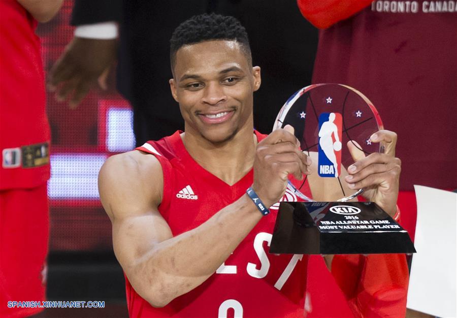 La Conferencia Oeste superó a la Este 196-173 en el primer partido de la estrellas (All-Star) de la NBA disputado fuera de Estados Unidos, concretamente en el Air Canada Center de Toronto, que además fue testigo de varios récords ofensivos.