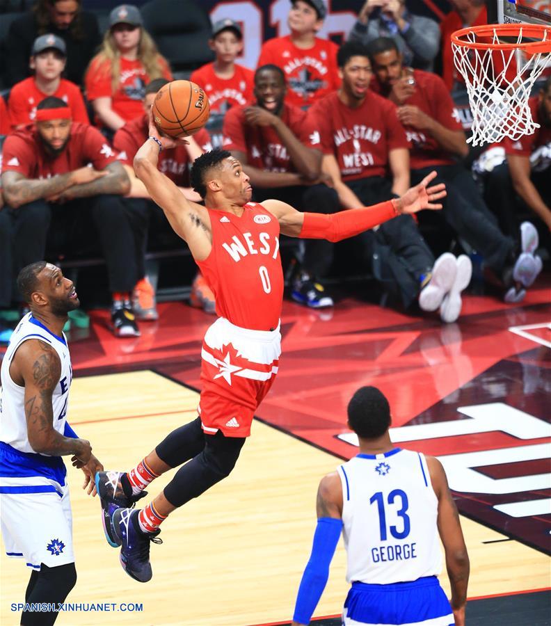 La Conferencia Oeste superó a la Este 196-173 en el primer partido de la estrellas (All-Star) de la NBA disputado fuera de Estados Unidos, concretamente en el Air Canada Center de Toronto, que además fue testigo de varios récords ofensivos.