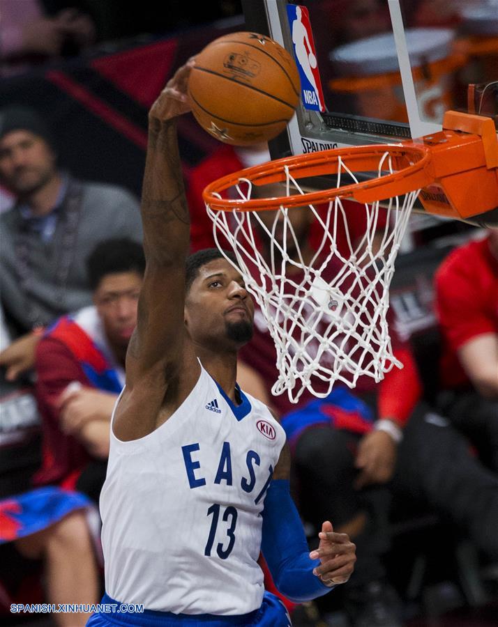 La Conferencia Oeste superó a la Este 196-173 en el primer partido de la estrellas (All-Star) de la NBA disputado fuera de Estados Unidos, concretamente en el Air Canada Center de Toronto, que además fue testigo de varios récords ofensivos.
