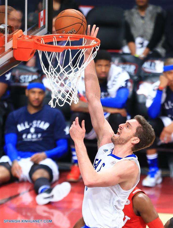 La Conferencia Oeste superó a la Este 196-173 en el primer partido de la estrellas (All-Star) de la NBA disputado fuera de Estados Unidos, concretamente en el Air Canada Center de Toronto, que además fue testigo de varios récords ofensivos.